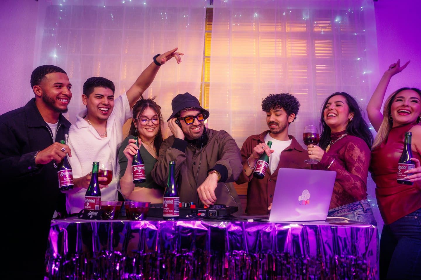 Amici festeggiano insieme a una festa con attrezzatura musicale.