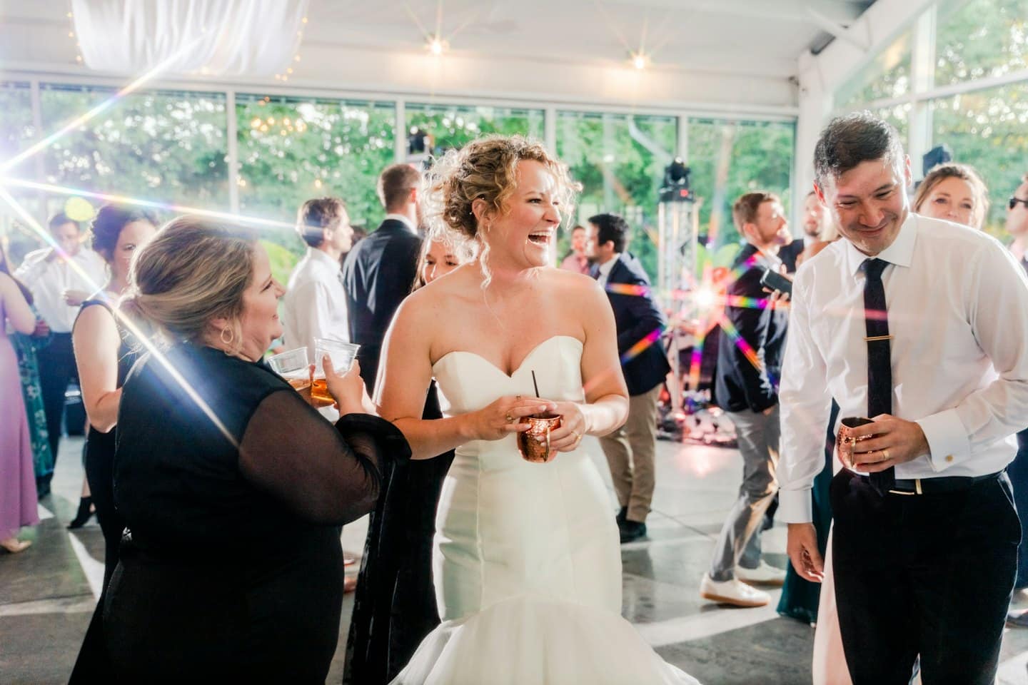 La sposa ride con gli invitati al ricevimento nuziale.